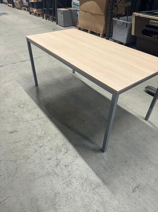 Ca. 16x Bureau en 8x vergadertafel